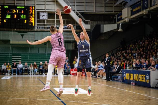 Basketball Berlin 07.04.2025 Saison 2024 2025 Toyota Damen Basketball Bundesliga 1. Bundesliga Playoffs Halbfinale Spiel 2 Alba Berlin - Saarlouis Royals Leoni Kreyenfeld (Alba, No.07) Roosa Lehtoranta (Saarlouis, No.08)