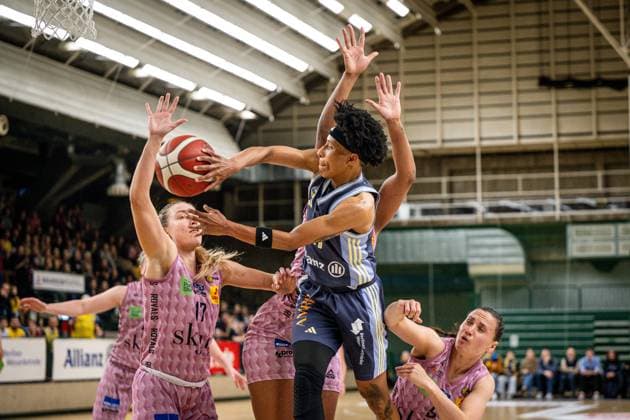 Sport Bilder des Tages Basketball Berlin 07.04.2025 Saison 2024 2025 Toyota Damen Basketball Bundesliga 1. Bundesliga Playoffs Halbfinale Spiel 2 Alba Berlin - Saarlouis Royals Deeshyra Thomas (Alba, No.21) Gabija Meskonyte (Saarlouis, No.17) Magaly Meynadier (Saarlouis, No.05)