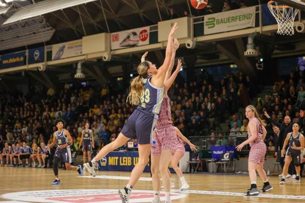 Emily Kiser (Alba Berlin Damen, 33)wirft den ball zum Korb, Alba Damen vs Saarlouis Royals , 1.Bundesliga, DBBL-Playoffs, Halbfinale 2. Spiel, 07.04.2025 Berlin Berlin Deutschland Copyright: xFootbowl ThomasxSobotzkix