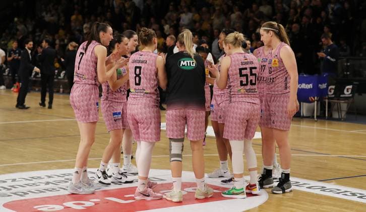Saarländerinnen jubeln nach Spielende Basketball DBBL Bundesliga Damen Playoff Halbfinale 2. Spiel Saison 2024 2025 07.04.2024 ALBA Berlin vs Saarlouis Royals