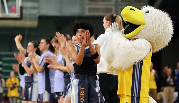 Deeshyra Thomas, Alba Mannschaft klatscht zu den Fans Basketball DBBL Bundesliga Damen Playoff Halbfinale 2. Spiel Saison 2024 2025 07.04.2024 ALBA Berlin vs Saarlouis Royals