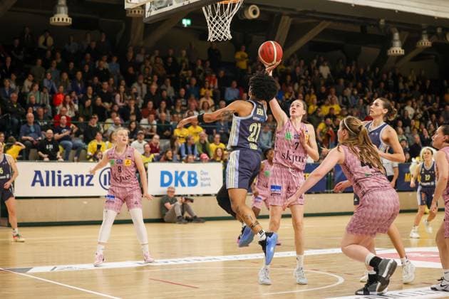 Deeshyra Thomas (Alba Berlin Damen, 21) mit dem Korbableger, Alba Damen vs Saarlouis Royals , 1.Bundesliga, DBBL-Playoffs, Halbfinale 2. Spiel, 07.04.2025 Berlin Berlin Deutschland Copyright: xFootbowl ThomasxSobotzkix