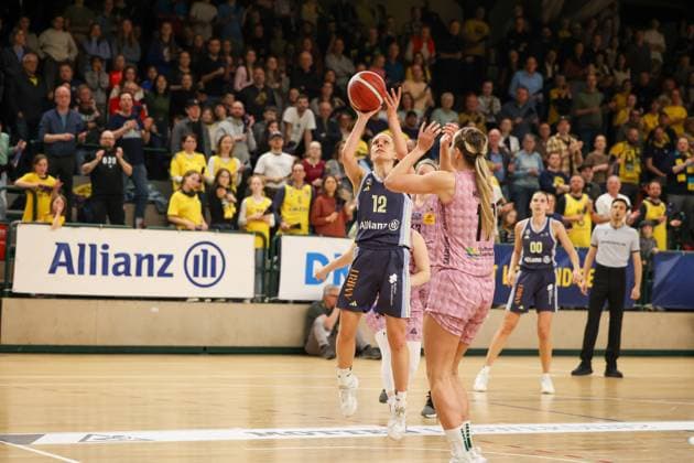 Lena Gohlisch (Alba Berlin Damen, 12)wirf zum Korb, Alba Damen vs Saarlouis Royals , 1.Bundesliga, DBBL-Playoffs, Halbfinale 2. Spiel, 07.04.2025 Berlin Berlin Deutschland Copyright: xFootbowl ThomasxSobotzkix