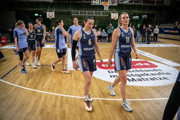 Basketball Berlin 07.04.2025 Saison 2024 2025 Toyota Damen Basketball Bundesliga 1. Bundesliga Playoffs Halbfinale Spiel 2 Alba Berlin - Saarlouis Royals niedergeschlagene Albaspielerinnen Tessa Stammberger (Alba, No.06) Nina Rosemeyer (Alba, No.11)