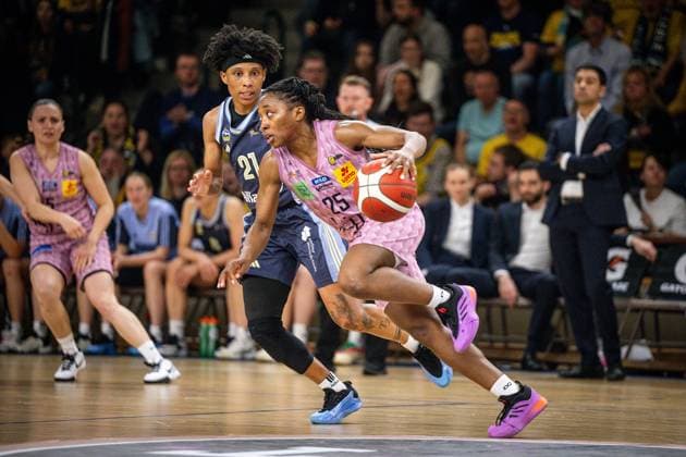 Basketball Berlin 07.04.2025 Saison 2024 2025 Toyota Damen Basketball Bundesliga 1. Bundesliga Playoffs Halbfinale Spiel 2 Alba Berlin - Saarlouis Royals Martha Burse (Saarlouis, No.25) Deeshyra Thomas (Alba, No.21)
