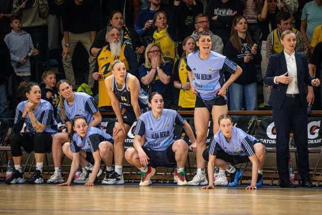 Sport Bilder des Tages Basketball Berlin 07.04.2025 Saison 2024 2025 Toyota Damen Basketball Bundesliga 1. Bundesliga Playoffs Halbfinale Spiel 2 Alba Berlin - Saarlouis Royals niedergeschlagene Albaspielerinnen