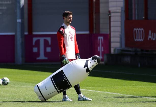 Fussball, Herren, Champions League, Saison 2024 2025, FC Bayern München, Abschlusstraining Sven Ulreich (FC Bayern München) stehend mit einem Dummy in der Hand