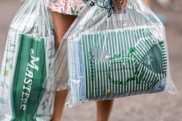 250407 General view of patrons carrying purchases from The Masters Merchandise Golf Shop prior to the 2025 Masters Golf Tournament on April 7, 2025 in Augusta. Photo: Petter Arvidson BILDBYRAN kod PA PA1004 golf masters bbeng the masters augusta genre handla kläder merch kassar kasse shoppa Copyright: PETTERxARVIDSON BB250407PA107