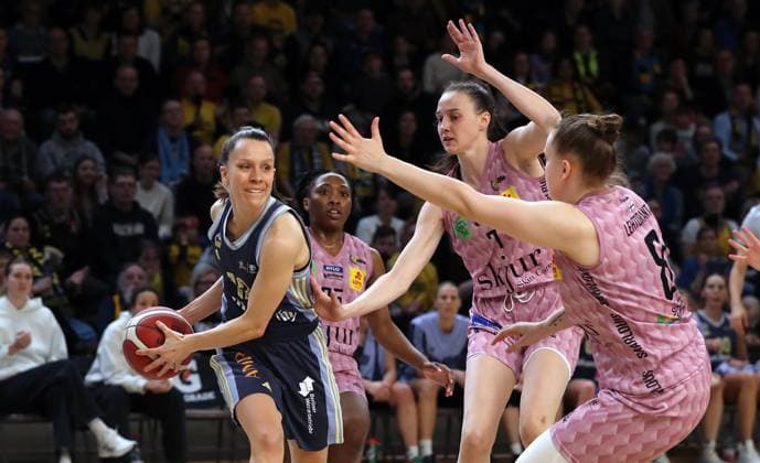 Lena Gohlisch am Ball, Marusa Senicar, Roosa Lehtoranta Zweikampf Spielszene Aktion Basketball DBBL Bundesliga Damen Playoff Halbfinale 2. Spiel Saison 2024 2025 07.04.2024 ALBA Berlin vs Saarlouis Royals