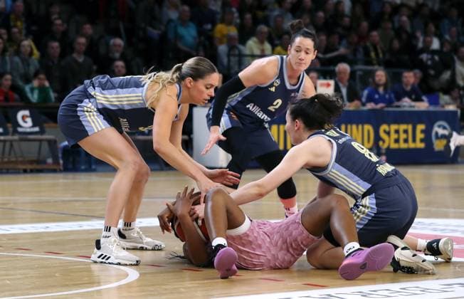 Emily Kiser, Martha Burse am Boden, Stefanie Grigoleit, Henriette Höfermann Zweikampf Spielszene Aktion Basketball DBBL Bundesliga Damen Playoff Halbfinale 2. Spiel Saison 2024 2025 07.04.2024 ALBA Berlin vs Saarlouis Royals