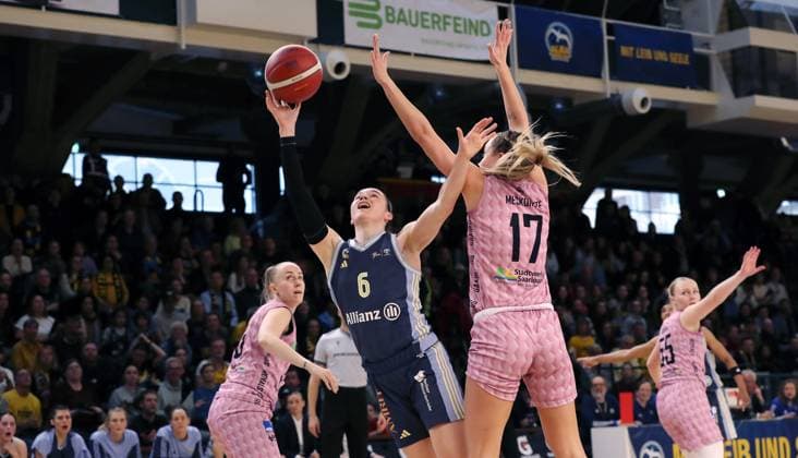 Tessa Stammberger am Ball, Gabija Meskonyte Zweikampf Spielszene Aktion Basketball DBBL Bundesliga Damen Playoff Halbfinale 2. Spiel Saison 2024 2025 07.04.2024 ALBA Berlin vs Saarlouis Royals