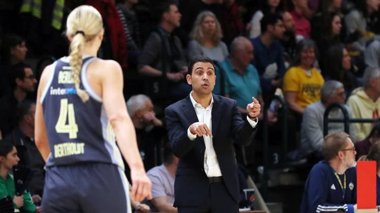 Marie Bertholdt, Trainer Cristo Cabrera zeigend, gestikulierend Aktion Oberkörper Basketball DBBL Bundesliga Damen Playoff Halbfinale 2. Spiel Saison 2024 2025 07.04.2024 ALBA Berlin vs Saarlouis Royals