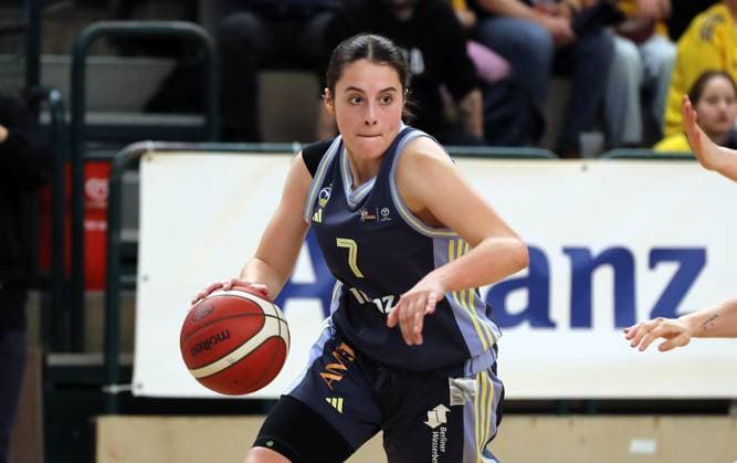 Leoni Kreyenfeld am Ball Aktion Oberkörper Basketball DBBL Bundesliga Damen Playoff Halbfinale 2. Spiel Saison 2024 2025 07.04.2024 ALBA Berlin vs Saarlouis Royals