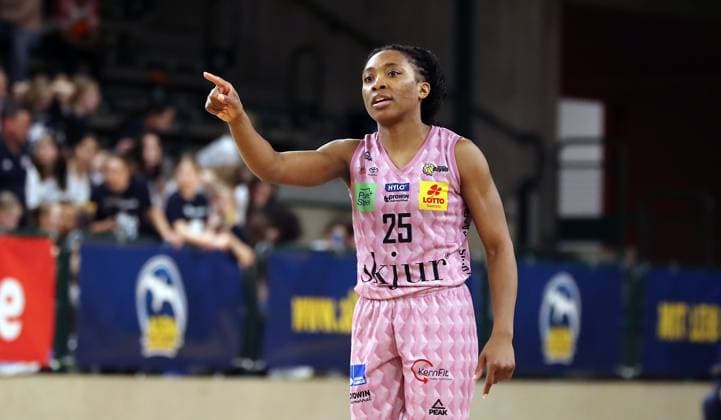 Martha Burse zeigend Aktion Oberkörper Basketball DBBL Bundesliga Damen Playoff Halbfinale 2. Spiel Saison 2024 2025 07.04.2024 ALBA Berlin vs Saarlouis Royals