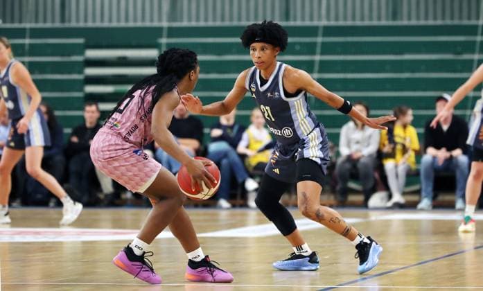 Martha Burse am Ball, Deeshyra Thomas Zweikampf Spielszene Aktion Basketball DBBL Bundesliga Damen Playoff Halbfinale 2. Spiel Saison 2024 2025 07.04.2024 ALBA Berlin vs Saarlouis Royals