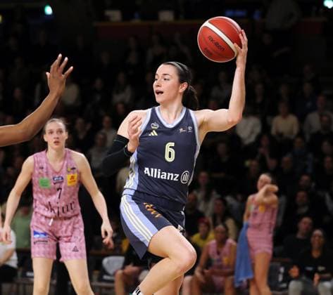 Tessa Stammberger am Ball, dahinter Marusa Senicar Einzelbild Freisteller Aktion Basketball DBBL Bundesliga Damen Playoff Halbfinale 2. Spiel Saison 2024 2025 07.04.2024 ALBA Berlin vs Saarlouis Royals