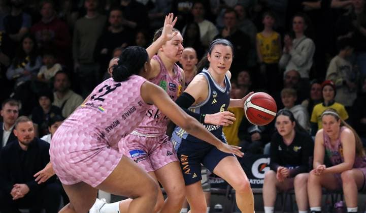 Erika Davenport, Gabija Meskonyte, Tessa Stammberger am Ball Zweikampf Spielszene Aktion Basketball DBBL Bundesliga Damen Playoff Halbfinale 2. Spiel Saison 2024 2025 07.04.2024 ALBA Berlin vs Saarlouis Royals