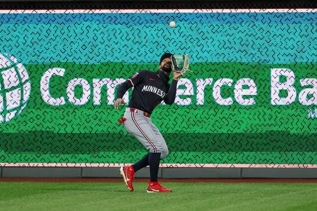 MLB, Baseball Herren, USA 2025: Twins Vs Royals APR 07 April 7, 2025: Minnesota Twins center fielder Byron Buxton (25) catches a fly ball for an out on Kansas City Royals shortstop Bobby Witt Jr. (7), not shown, during the fourth inning of an MLB baseball game at Kauffman Stadium in Kansas City, MO. David Smith CSM (Credit Image: Â David Smith Cal Media) Kansas City Mo United States of America EDITORIAL USE ONLY Copyright: xx ZUMA-20250407_zma_c04_011.jpg DavidxSmithx csmphotothree374075