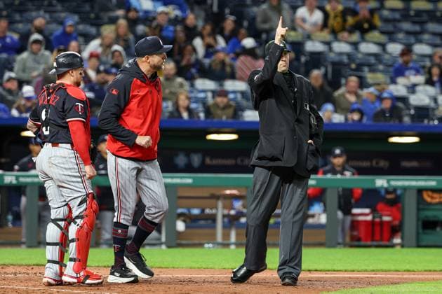 MLB, Baseball Herren, USA 2025: Twins Vs Royals APR 07 April 7, 2025: Home plate umpire Nic Lentz (59) ejects Minnesota Twins manager Rocco Baldelli (5) as Minnesota Twins catcher Christian Vazquez (8) looks on during the sixth inning of an MLB baseball game Kansas City Royals at Kauffman Stadium in Kansas City, MO. David Smith CSM (Credit Image: Â David Smith Cal Media) Kansas City Mo United States of America EDITORIAL USE ONLY Copyright: xx ZUMA-20250407_zma_c04_016.jpg DavidxSmithx csmphotothree374077