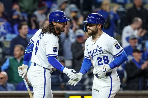 MLB, Baseball Herren, USA 2025: Twins Vs Royals APR 07 April 7, 2025: Kansas City Royals third baseman Jonathan India (6) and Kansas City Royals center fielder Kyle Isbel (28) react to Isbel s solo home run during the sixth inning of an MLB baseball game against the Minnesota Twins at Kauffman Stadium in Kansas City, MO. David Smith CSM (Credit Image: Â David Smith Cal Media) Kansas City Mo United States of America EDITORIAL USE ONLY Copyright: xx ZUMA-20250407_zma_c04_019.jpg DavidxSmithx csmphotothree374079
