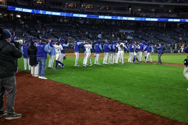 MLB, Baseball Herren, USA 2025: Twins Vs Royals APR 07 April 7, 2025: Kansas City Royals players react to their 4-2 win over the Minnesota Twins in an MLB baseball game at Kauffman Stadium in Kansas City, MO. David Smith CSM (Credit Image: Â David Smith Cal Media) Kansas City Mo United States of America EDITORIAL USE ONLY Copyright: xx ZUMA-20250407_zma_c04_025.jpg DavidxSmithx csmphotothree374082