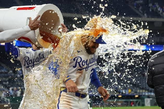 MLB, Baseball Herren, USA 2025: Twins Vs Royals APR 07 April 7, 2025: Kansas City Royals center fielder Kyle Isbel (28) is is doused by teammates after their 4-2 victory over the Minnesota Twins in an MLB baseball game at Kauffman Stadium in Kansas City, MO. David Smith CSM (Credit Image: Â David Smith Cal Media) Kansas City Mo United States of America EDITORIAL USE ONLY Copyright: xx ZUMA-20250407_zma_c04_022.jpg DavidxSmithx csmphotothree374085
