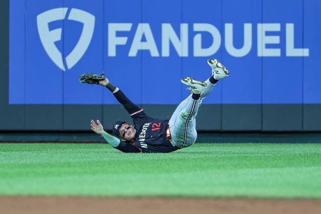 MLB, Baseball Herren, USA 2025: Twins Vs Royals APR 07 April 7, 2025: Minnesota Twins left fielder Harrison Bader (12) raises his glove to show he made the catch for an out on Kansas City Royals catcher Salvador Perez (13), not shown, during the seventh inning of an MLB baseball game at Kauffman Stadium in Kansas City, MO. David Smith CSM (Credit Image: Â David Smith Cal Media) Kansas City Mo United States of America EDITORIAL USE ONLY Copyright: xx ZUMA-20250407_zma_c04_026.jpg DavidxSmithx csmphotothree374092