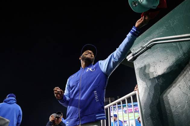 MLB, Baseball Herren, USA 2025: Twins Vs Royals APR 07 April 7, 2025: Kansas City Royals designated hitter Maikel Garcia (11) signs an autograph for a fan after the Royals defeated the Minnesota Twins in an MLB baseball game at Kauffman Stadium in Kansas City, MO. David Smith CSM (Credit Image: Â David Smith Cal Media) Kansas City Mo United States of America EDITORIAL USE ONLY Copyright: xx ZUMA-20250407_zma_c04_035.jpg DavidxSmithx csmphotothree374096