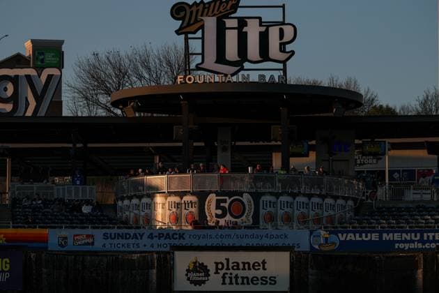 MLB, Baseball Herren, USA 2025: Twins Vs Royals APR 07 April 7, 2025: Fans watch a game between the Kansas City Royals and Minnesota Twins from the outfield area during an MLB baseball game at Kauffman Stadium in Kansas City, MO. David Smith CSM (Credit Image: Â David Smith Cal Media) Kansas City Mo United States of America EDITORIAL USE ONLY Copyright: xx ZUMA-20250407_zma_c04_037.jpg DavidxSmithx csmphotothree374098