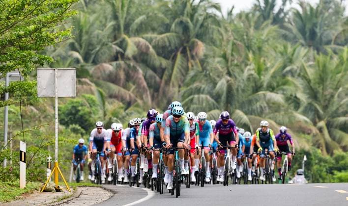 Sport Themen der Woche KW15 Sport Bilder des Tages (250408) -- BEIJING, April 8, 2025 -- Cyclists compete during Stage 1 at the 16th Tour of Hainan cycling race in Qionghai, south China s Hainan Province, April 7, 2025. ) XINHUA PHOTOS OF THE DAY YangxGuanyu 