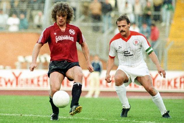 Archivbilder der Woche SPORT KW15 Aus 2. BL Saison 1986 1987 Hannover 96 (dunkles Trikot) gegen KSV Hessen Kassel 0:0 am 19.05.1987 im Niedersachsenstadion. Im Foto: Am Ball: Frank Hartmann von Han96. - re. FC Kpt. Günter Kuczinski. *** From 2 BL season 1986 1987 Hannover 96 dark jersey against KSV Hessen Kassel 0 0 on 19 05 1987 in Niedersachsenstadion In the photo On the ball Frank Hartmann from Han96 re FC Kpt Günter Kuczinski