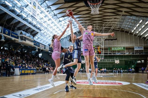 Basketball Berlin 07.04.2025 Saison 2024 2025 Toyota Damen Basketball Bundesliga Playoff Halbfinale Spiel 2 Alba Berlin - Saarlouis Royals Henriette Höfermann (Alba, No.08) Marusa Senicar (Saarlouis, No.07) Gabija Meskonyte (Saarlouis, No.17)
