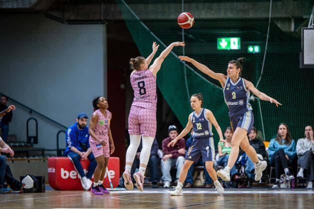 Basketball Berlin 07.04.2025 Saison 2024 2025 Toyota Damen Basketball Bundesliga Playoff Halbfinale Spiel 2 Alba Berlin - Saarlouis Royals Roosa Lehtoranta (Saarlouis, No.08) Theresa Simon (Alba, No.03)