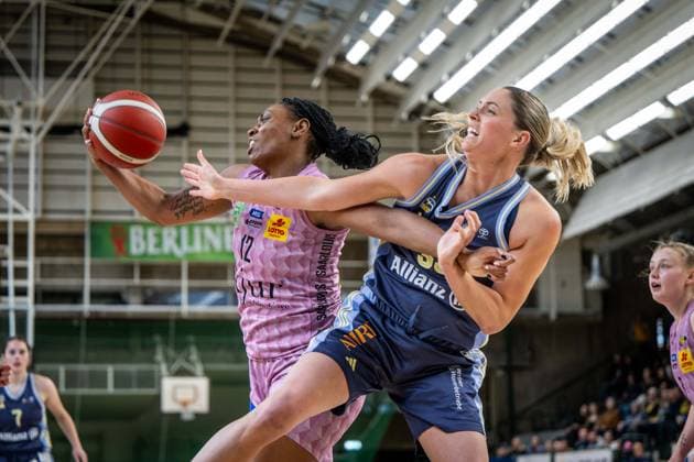 Basketball Berlin 07.04.2025 Saison 2024 2025 Toyota Damen Basketball Bundesliga Playoff Halbfinale Spiel 2 Alba Berlin - Saarlouis Royals Erika Davenport (Saarlouis, No.12) Emily Kiser (Alba, No.33)