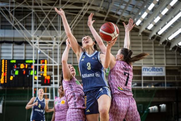 Basketball Berlin 07.04.2025 Saison 2024 2025 Toyota Damen Basketball Bundesliga Playoff Halbfinale Spiel 2 Alba Berlin - Saarlouis Royals Theresa Simon (Alba, No.03) Marusa Senicar (Saarlouis, No.07)