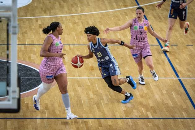 Basketball Berlin 07.04.2025 Saison 2024 2025 Toyota Damen Basketball Bundesliga Playoff Halbfinale Spiel 2 Alba Berlin - Saarlouis Royals Deeshyra Thomas (Alba, No.21) Erika Davenport (Saarlouis, No.12) Magaly Meynadier (Saarlouis, No.05)