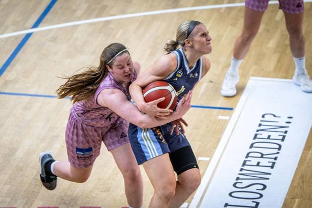 Basketball Berlin 07.04.2025 Saison 2024 2025 Toyota Damen Basketball Bundesliga Playoff Halbfinale Spiel 2 Alba Berlin - Saarlouis Royals Marie Bertholdt (Alba, No.04) Hayley Frank (Saarlouis, No.43)