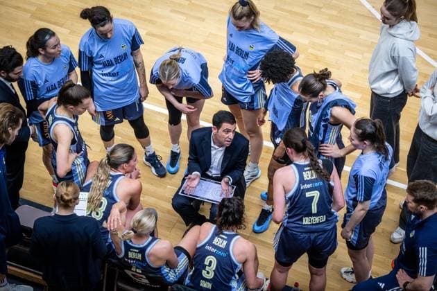Basketball Berlin 07.04.2025 Saison 2024 2025 Toyota Damen Basketball Bundesliga Playoff Halbfinale Spiel 2 Alba Berlin - Saarlouis Royals Cristo Cabrera (Alba, Trainer)