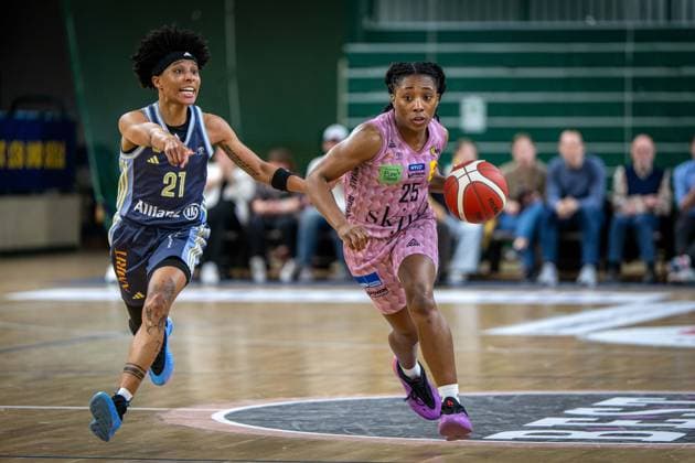 Basketball Berlin 07.04.2025 Saison 2024 2025 Toyota Damen Basketball Bundesliga Playoff Halbfinale Spiel 2 Alba Berlin - Saarlouis Royals Martha Burse (Saarlouis, No.25) Deeshyra Thomas (Alba, No.21)