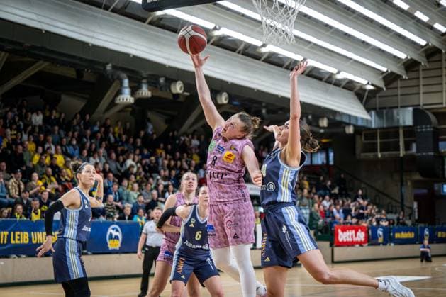 Basketball Berlin 07.04.2025 Saison 2024 2025 Toyota Damen Basketball Bundesliga Playoff Halbfinale Spiel 2 Alba Berlin - Saarlouis Royals Roosa Lehtoranta (Saarlouis, No.08) Maggie Mulligan (Alba, No.00) Margaret