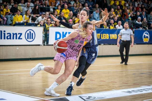 Basketball Berlin 07.04.2025 Saison 2024 2025 Toyota Damen Basketball Bundesliga Playoff Halbfinale Spiel 2 Alba Berlin - Saarlouis Royals Gabija Meskonyte (Saarlouis, No.17) Stefanie Grigoleit (Alba, No.02)