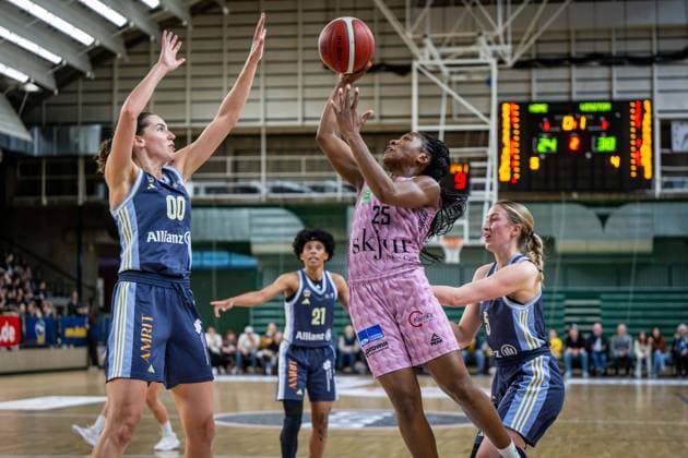 Basketball Berlin 07.04.2025 Saison 2024 2025 Toyota Damen Basketball Bundesliga Playoff Halbfinale Spiel 2 Alba Berlin - Saarlouis Royals Martha Burse (Saarlouis, No.25) Maggie Mulligan (Alba, No.00) Margaret Lucy Reuß (Alba, No.05) Reuss