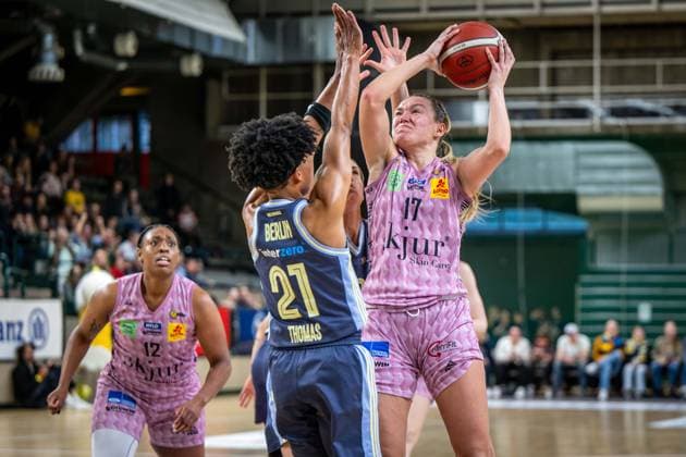 Basketball Berlin 07.04.2025 Saison 2024 2025 Toyota Damen Basketball Bundesliga Playoff Halbfinale Spiel 2 Alba Berlin - Saarlouis Royals Gabija Meskonyte (Saarlouis, No.17) Deeshyra Thomas (Alba, No.21)