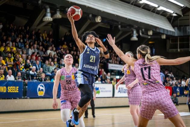 Basketball Berlin 07.04.2025 Saison 2024 2025 Toyota Damen Basketball Bundesliga Playoff Halbfinale Spiel 2 Alba Berlin - Saarlouis Royals Deeshyra Thomas (Alba, No.21) Gabija Meskonyte (Saarlouis, No.17)