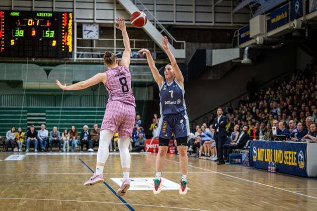 Basketball Berlin 07.04.2025 Saison 2024 2025 Toyota Damen Basketball Bundesliga Playoff Halbfinale Spiel 2 Alba Berlin - Saarlouis Royals Leoni Kreyenfeld (Alba, No.07) Roosa Lehtoranta (Saarlouis, No.08)