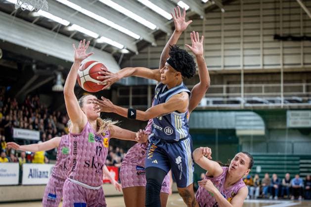 Basketball Berlin 07.04.2025 Saison 2024 2025 Toyota Damen Basketball Bundesliga Playoff Halbfinale Spiel 2 Alba Berlin - Saarlouis Royals Deeshyra Thomas (Alba, No.21) Gabija Meskonyte (Saarlouis, No.17)