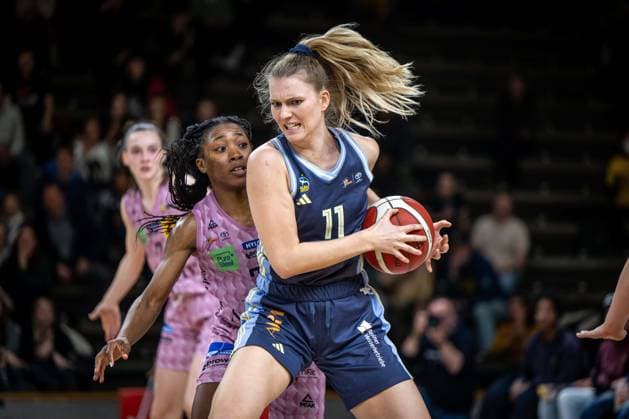 Basketball Berlin 07.04.2025 Saison 2024 2025 Toyota Damen Basketball Bundesliga Playoff Halbfinale Spiel 2 Alba Berlin - Saarlouis Royals Nina Rosemeyer (Alba, No.11) Martha Burse (Saarlouis, No.25)