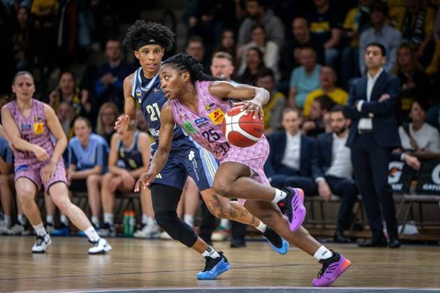 Basketball Berlin 07.04.2025 Saison 2024 2025 Toyota Damen Basketball Bundesliga Playoff Halbfinale Spiel 2 Alba Berlin - Saarlouis Royals Martha Burse (Saarlouis, No.25) Deeshyra Thomas (Alba, No.21)