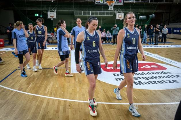 Basketball Berlin 07.04.2025 Saison 2024 2025 Toyota Damen Basketball Bundesliga Playoff Halbfinale Spiel 2 Alba Berlin - Saarlouis Royals fassungslose Albaspielerinnen Niedergeschlagen Tessa Stammberger (Alba, No.06) Nina Rosemeyer (Alba, No.11)