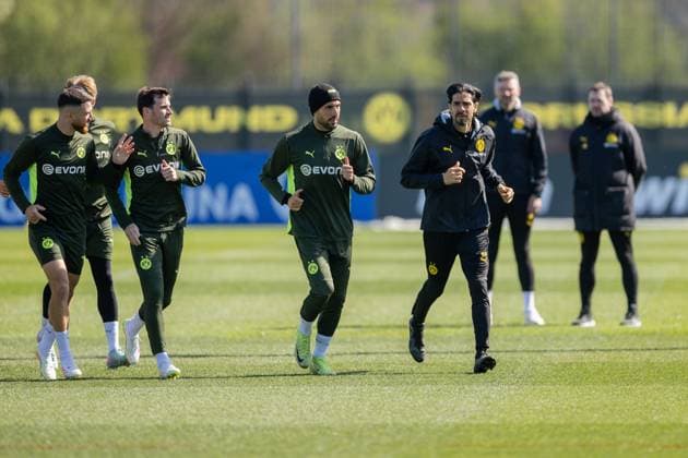 08.04.2025, Abschlusstraining zum UEFA Champions League Spiel zwischen FC Barcelona, Barca und Borussia Dortmund, v. l. Salih Özcan (Borussia Dortmund), Pascal Groß (Borussia Dortmund), Emre Can (Borussia Dortmund), Athletiktrainer Marcelo Martins (Borussia Dortmund), Dortmund Trainingsgelände Borussia Dortmund NRW Deutschland xRHR-FOTO DEx Copyright: DennisxEwert RHR-FOTOx RHR-FOTO DE
